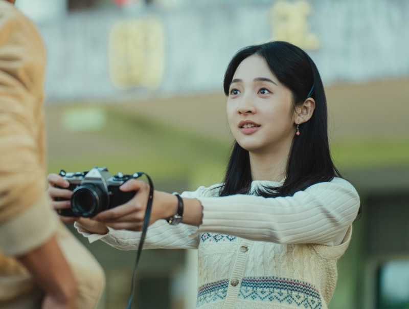 李沐在《那張照片裡的我們》飾演有閱讀障礙的賢英，透過鏡頭看世界，她表示主角們的勇氣與信念給了她很多力量。（瀚草文創GrX STUDIO提供）