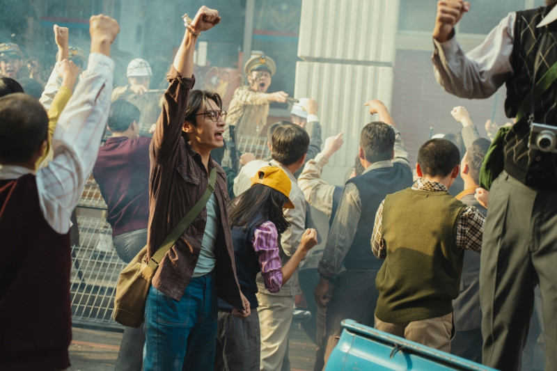 宋柏緯在《那張照片裡的我們》飾演熱血青年，前導預告中抗議場面扣人心弦。（瀚草文創GrX STUDIO提供）