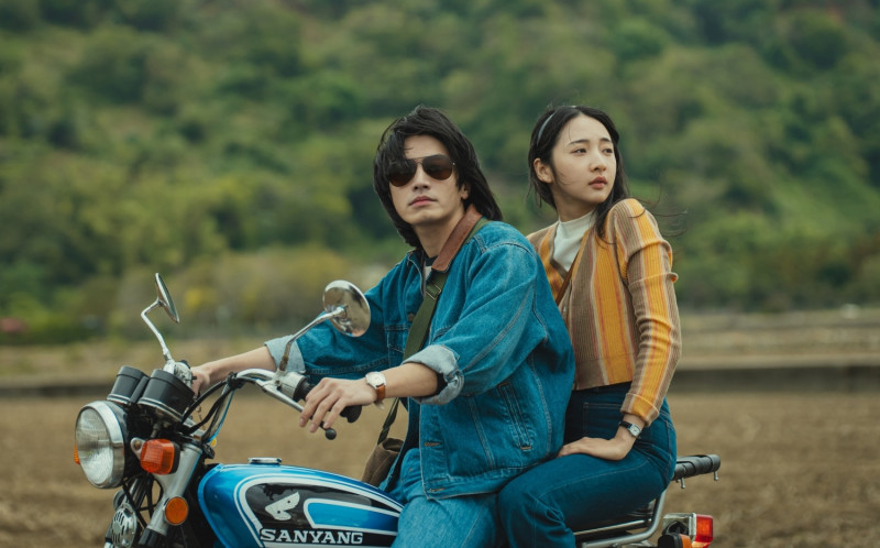 宋柏緯（左）、李沐在新片《那張照片裡的我們》重返1977年，電影充滿復古懷舊氛圍。（瀚草文創GrX STUDIO提供）