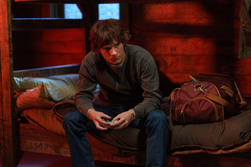 梅森塔姆斯回歸演出《闇黑電話2》再度化身芬尼，展現更加複雜的一面。（UIP提供）