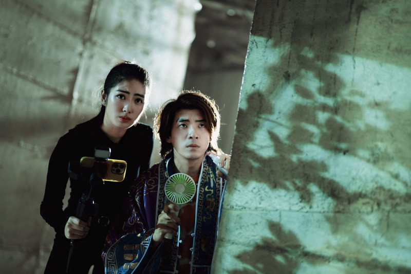 林哲熹直播到一半「手機驚人鬼轉」，讓雷嘉汭嚇傻。（光盛影業提供）