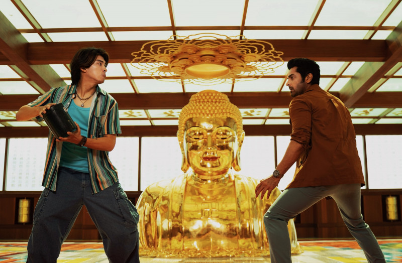 林哲熹（左）表示與不同國籍演員合作是全新挑戰，右為印度演員阿建巴吉瓦。（光盛影業提供）