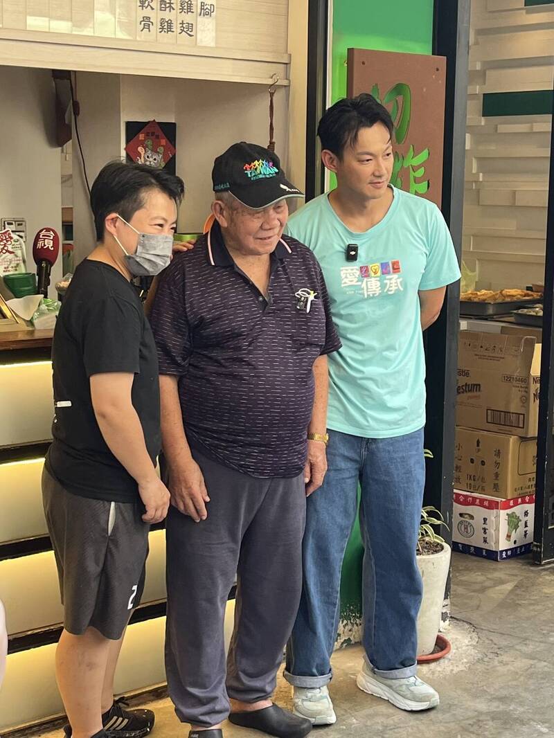 威廉（右）熱心公益。（記者林欣穎攝）