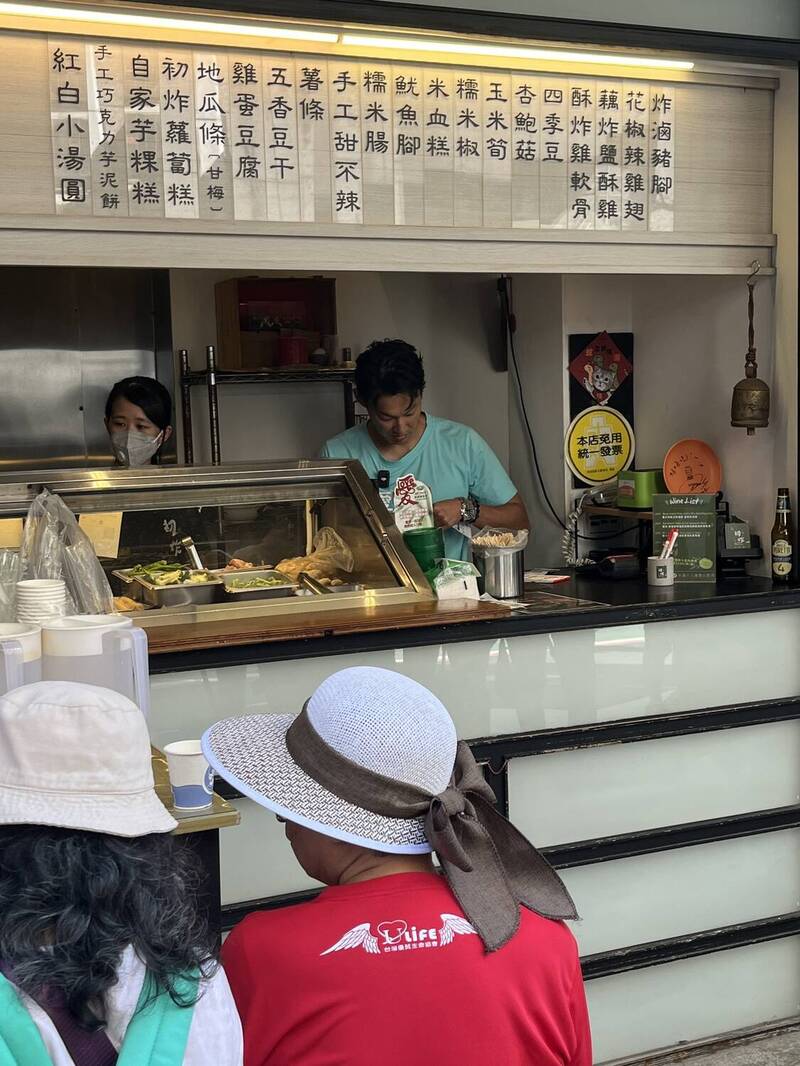 威廉化身店員相當專注。（記者林欣穎攝）