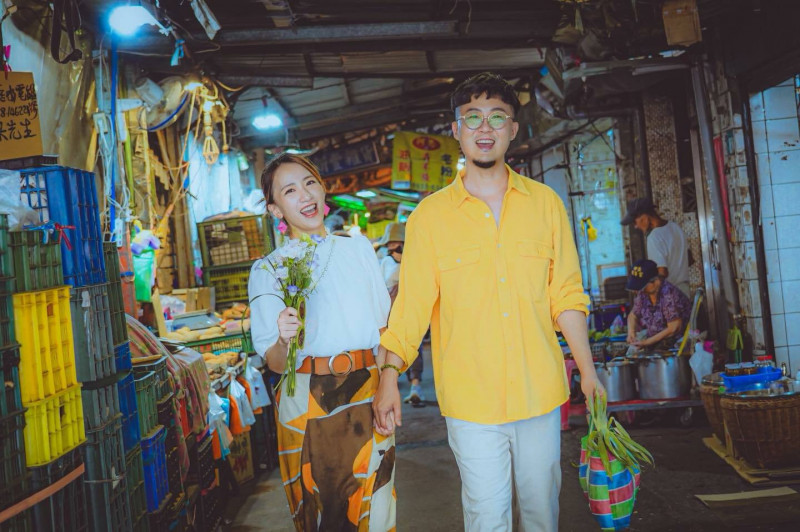 范宸菲（左）和樂手老公鄭乃涵的婚紗照，選在兩人第一次約會的新店建國市場拍攝。 （翻攝自臉書）