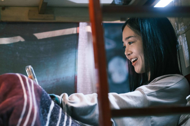 黃可欣在《樹冠羞避》與韓寧有女女感情戲。（公視提供）