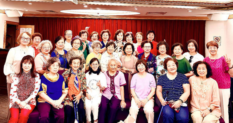 陳淑芳（後排左三）和國中同學會大合照，數十位老同學熱情聚首，氣氛熱鬧溫暖。（翰森娛樂提供）