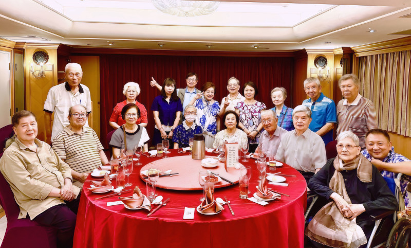 陳淑芳（後排右六）在國小同學會團體合影，老同學情誼依舊深厚，笑容燦爛。（翰森娛樂提供）