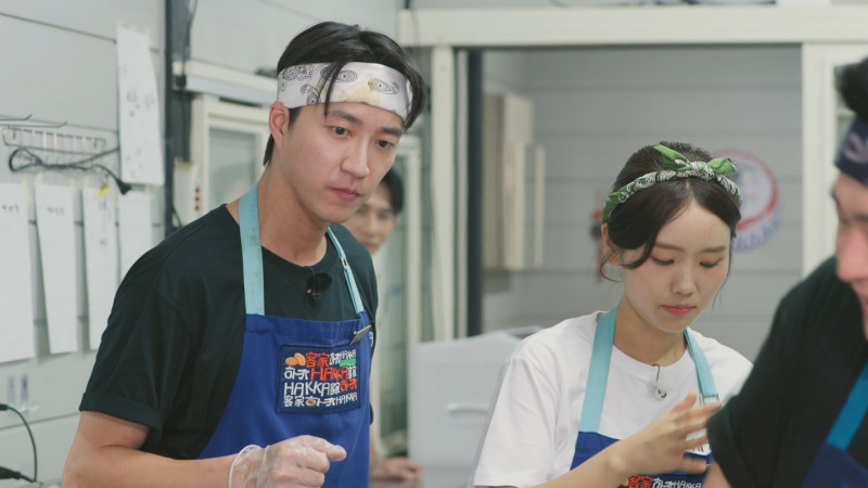 江宏傑在節目《廚師的迫降：客家廚房》確認主廚需求。（客委會、客家電視台提供）