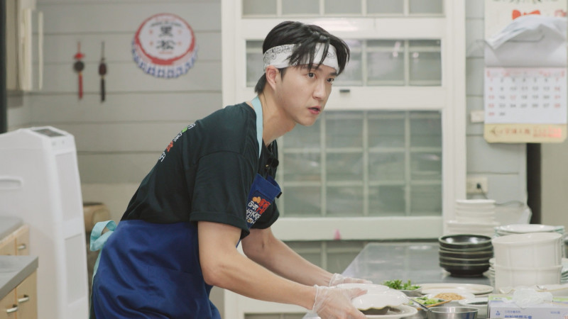 江宏傑在節目《廚師的迫降：客家廚房》擔任二廚，熟悉廚房作業。（客委會、客家電視台提供）