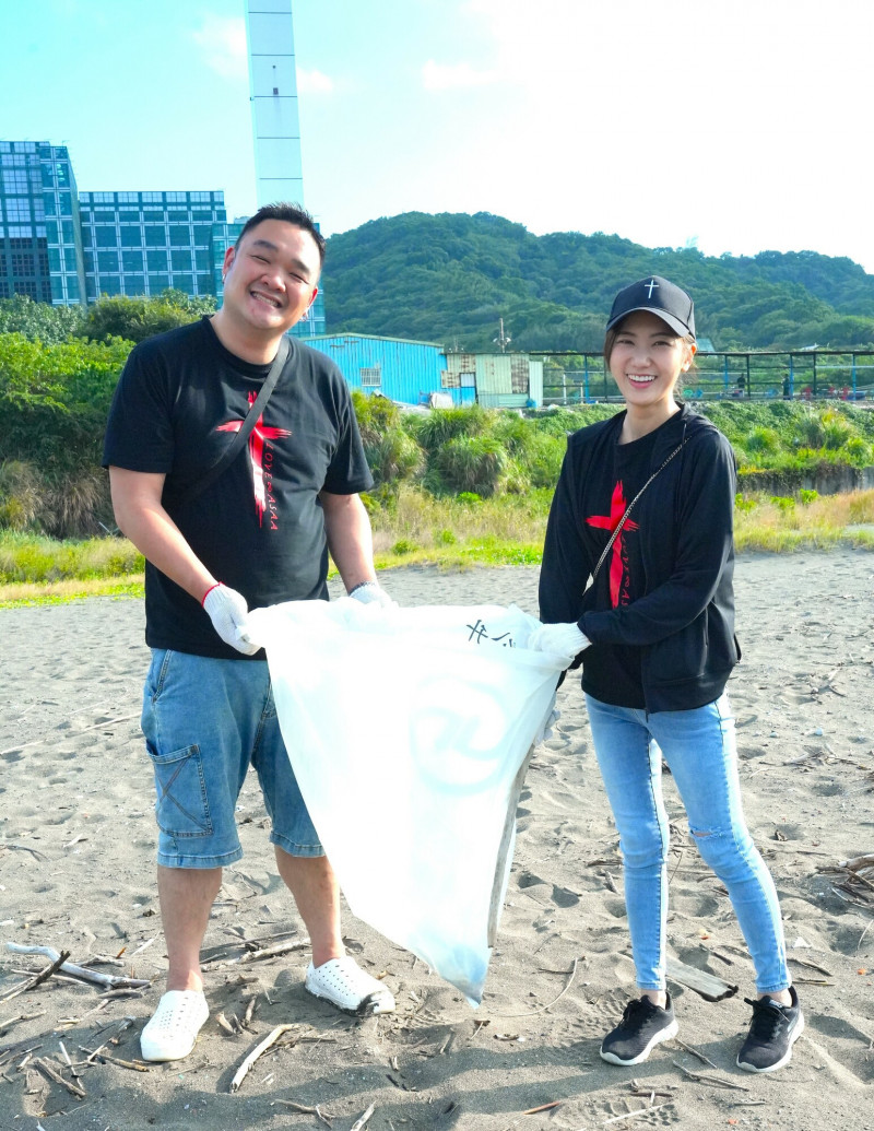 林道遠（左）與老婆一起淨灘。（藝起發光提供）