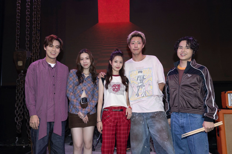 告五人邀來蔡凡熙、陳沛辰出演MV。（相信音樂提供）