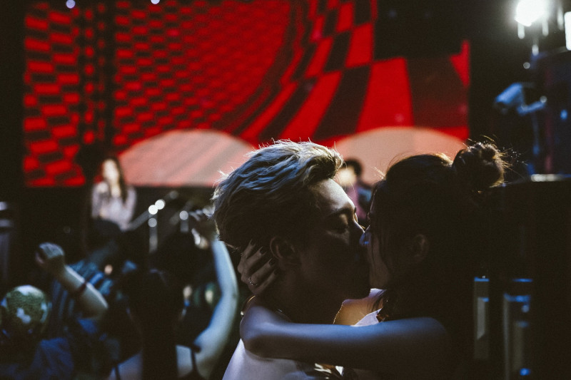 告五人《將錯就對》MV打造世界末日版愛情悲歌。（相信音樂提供）