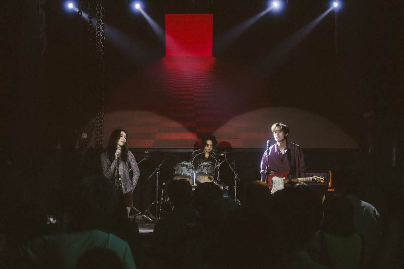 告五人新歌《將錯就對》MV，上演末日前開唱。（相信音樂提供）