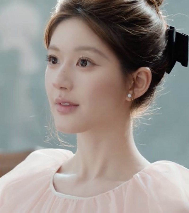 趙露思的「戀愛妝」，妝感清新甜蜜。（翻攝自網路）