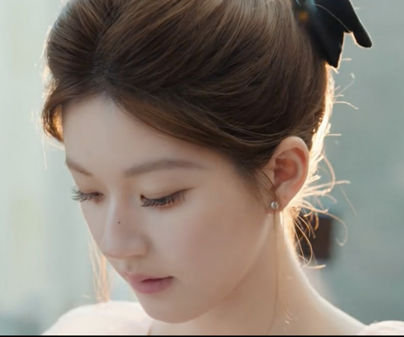 知名化妝師楊一林表示，趙露思的「戀愛妝」，眼線先以咖啡色眼線膠筆於睫毛上方順著眼晴描繪後，往橫化並拉長可以讓眼神看起來較為柔和。（翻攝自網路）