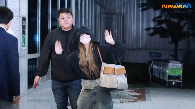 BLACKPINK的Lisa向鏡頭揮揮手。（뉴스엔·Newsen YouTube）