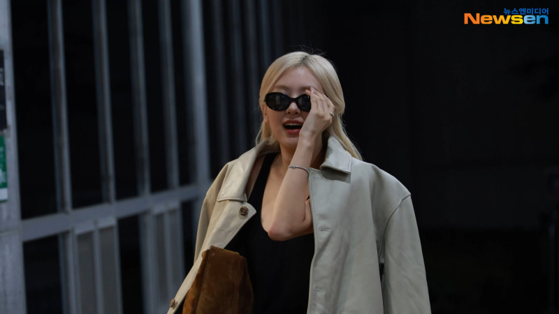 BLACKPINK的Rosé與記者、粉絲閒聊對談。（뉴스엔·Newsen YouTube）