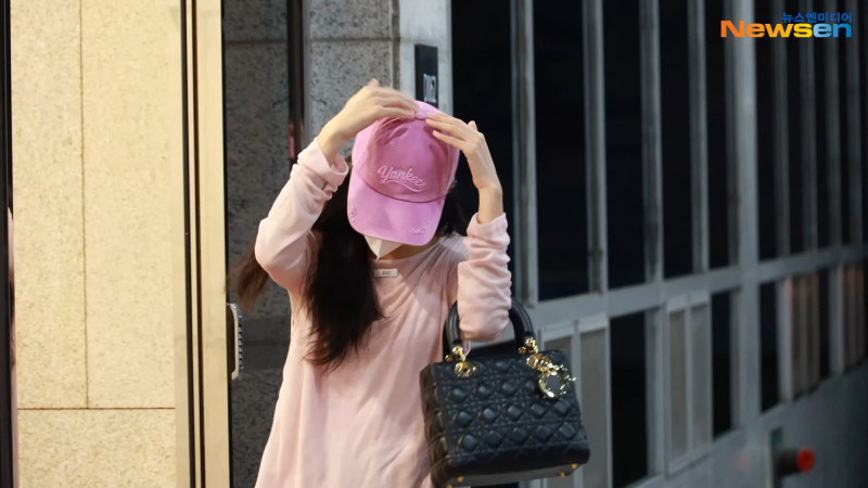 BLACKPINK的Jisoo比出愛心。（뉴스엔·Newsen YouTube）