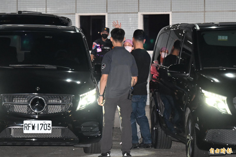 BLACKPINK的Jisoo被保鑣擋住，仍高舉著手與粉絲打招呼。（記者李惠洲攝）