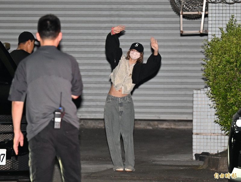 高雄好香！BLACKPINK降臨小港機場 Lisa繞開車門揮手寵300台粉