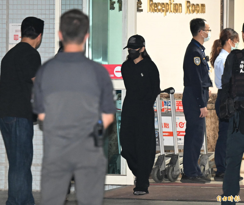 BLACKPINK的Jennie低調現身並上車。（記者李惠洲攝）