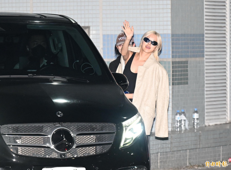BLACKPINK的Rosé從金浦到小港都不停與粉絲揮手，超級寵粉。（記者李惠洲攝）