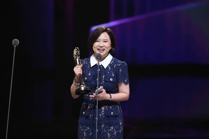 詹慶齡沒想過離開主播檯多年後，還能以主持人身分站到金鐘獎台上。（三立提供）