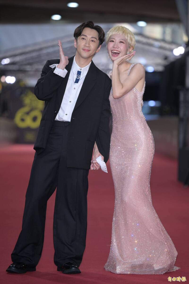 主持人Lulu一開場就甜蜜勾著未婚夫陳漢典登場。（新聞攝影組攝）