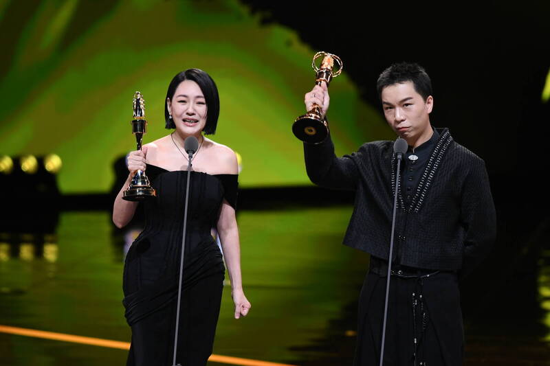 金鐘60》小S奪壓軸大獎!落淚告白:獻給媽媽,不獻給大S