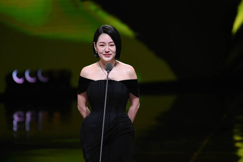 金鐘60》大S離世後首露面!小S金鐘淚灑舞台「她希望我出現」