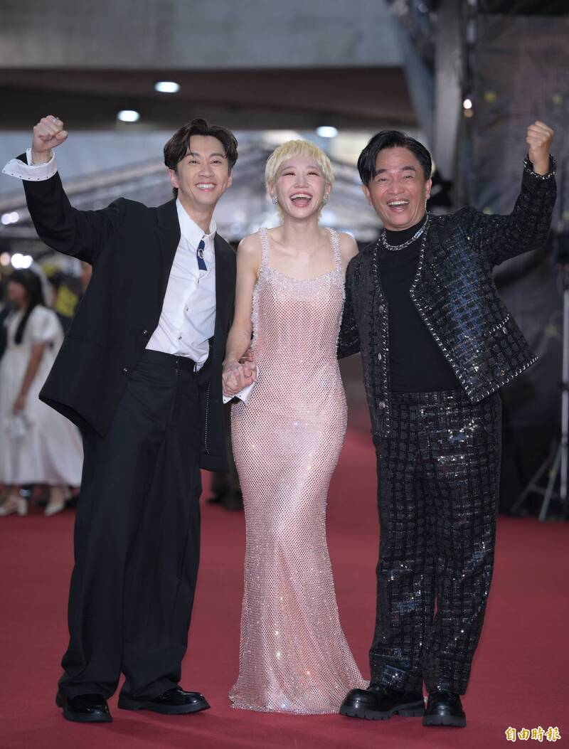 主持人Lulu勾著未婚夫陳漢典登場，身旁還有《綜藝大熱門》搭檔、媒人月老吳宗憲，一起走上紅毯。（新聞攝影組攝）