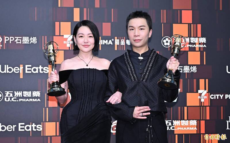 金鐘60》小S戴「大S項鍊」秀刺青藏洋蔥!鬆口回歸時機嗨喊:姊真的很罩