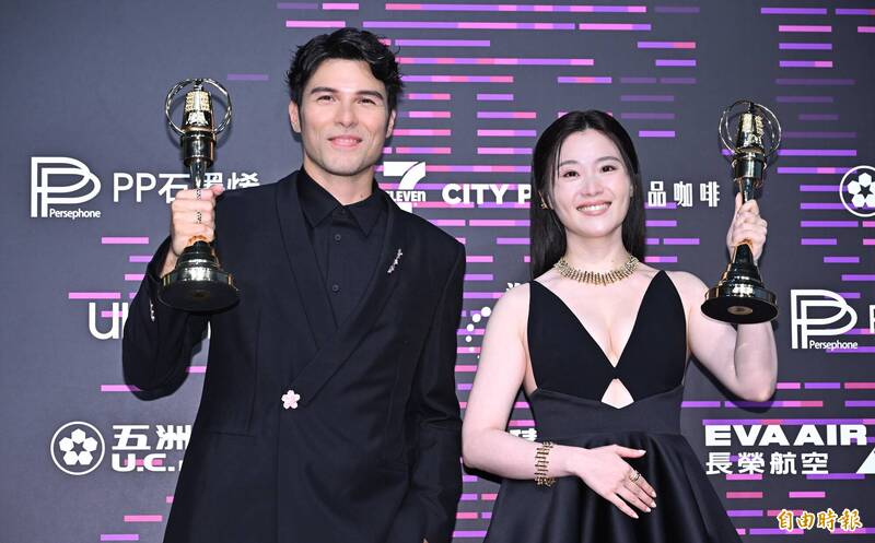 迷你劇集男女角獎，鳳小岳（左）、楊小黎。（新聞攝影組攝）