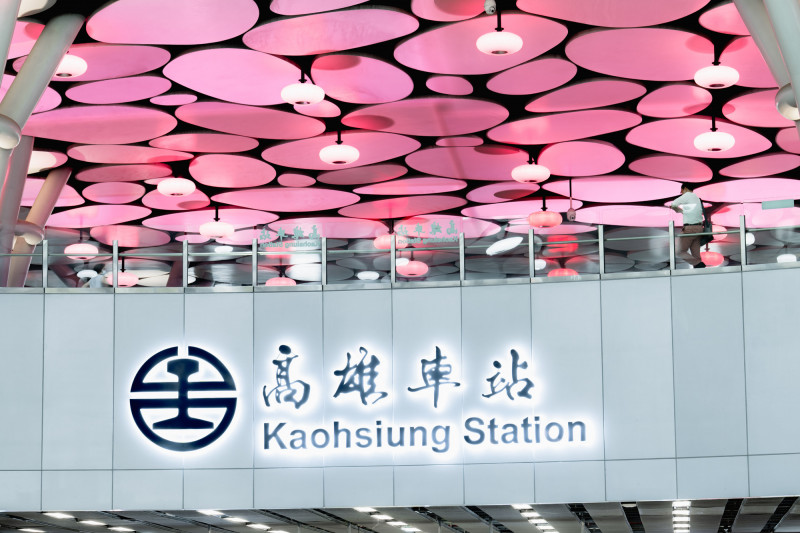 高雄車站也變成BLACKPINK的粉色。（Live Nation Taiwan提供）