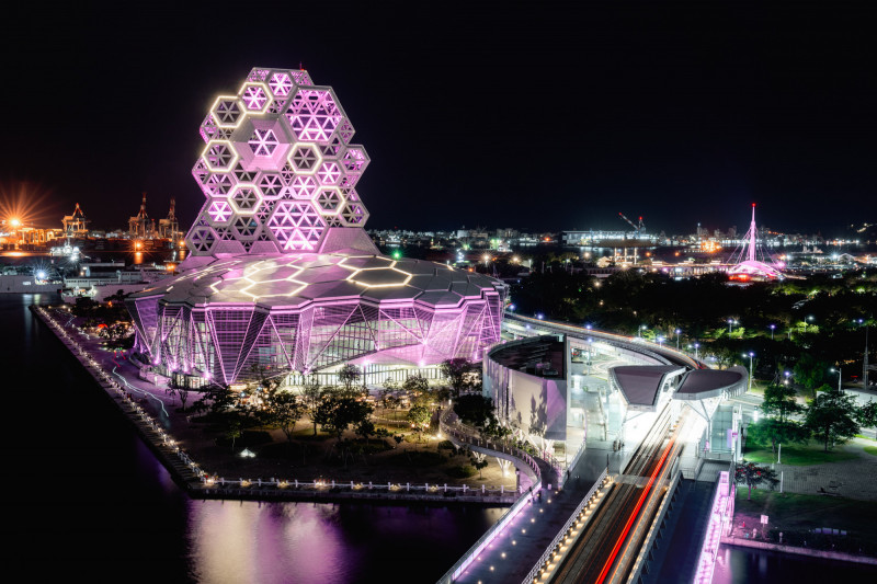 高流打上粉色光芒，迎接BLACKPINK到來。（Live Nation Taiwan提供）