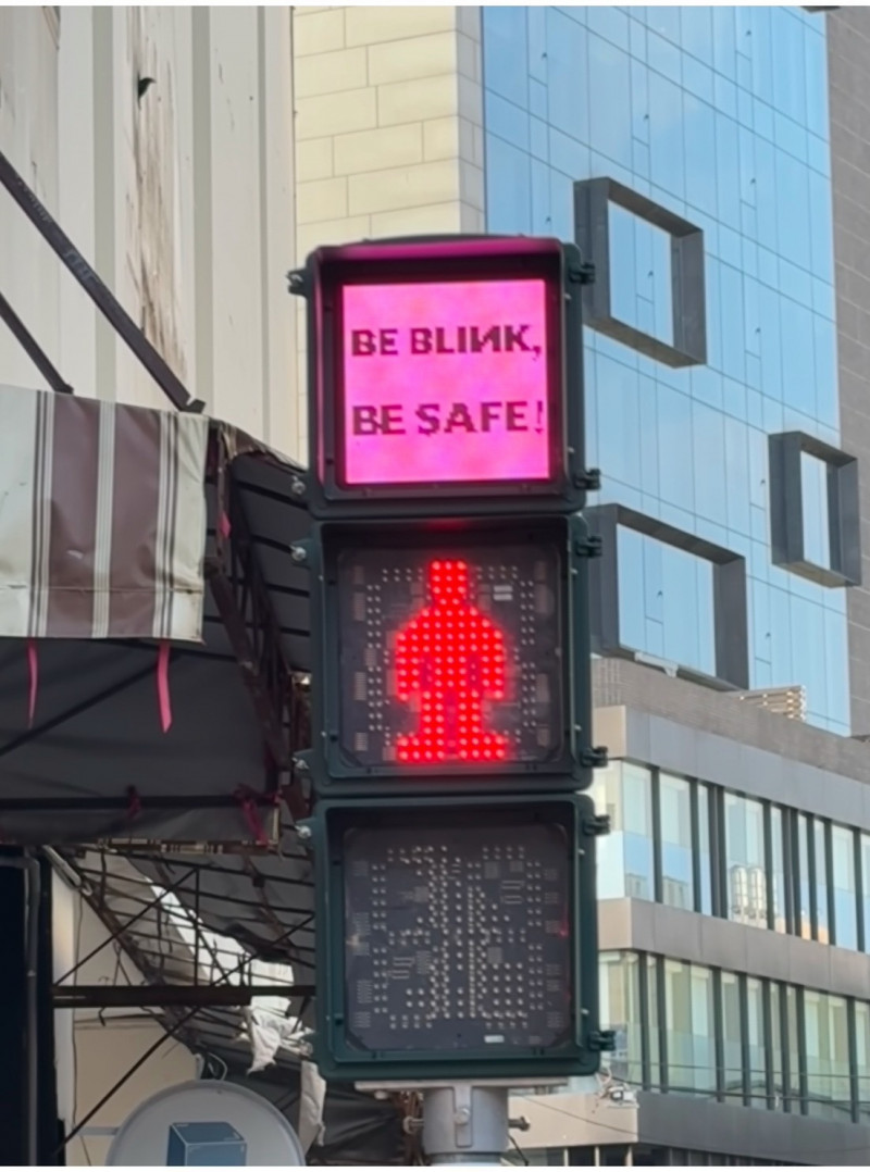 因應BLACKPINK來台，紅綠燈也會有特別的字案，等待粉絲去尋找。（翻攝自陳其邁臉書）