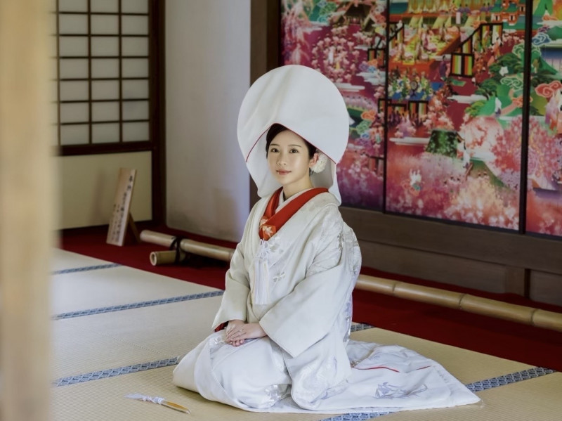 鄭家純舉辦婚禮前，也穿上日本傳統新娘禮服「白無垢」純白色的和服。（千巡影世康姐提供）