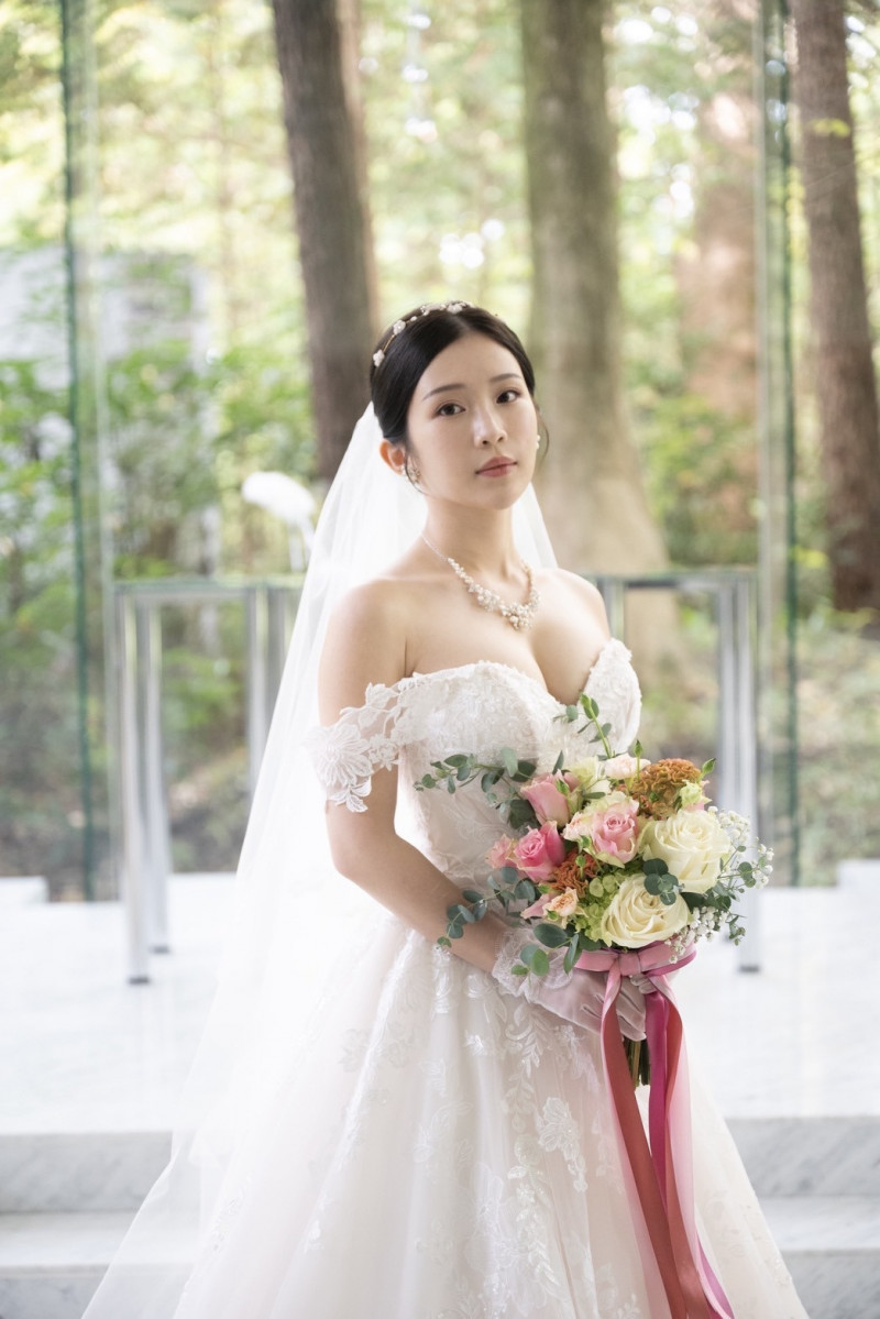 鄭家純穿上典雅白紗，與Akira完成「愛的約定」。（千巡影世康姐提供）