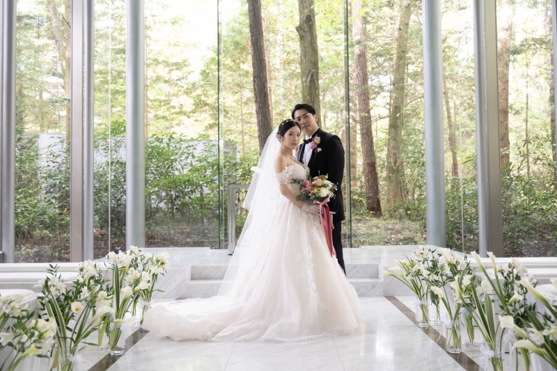 鄭家純與老公Akira於日本輕井澤「森之美教堂」舉行婚禮。（千巡影世康姐提供）