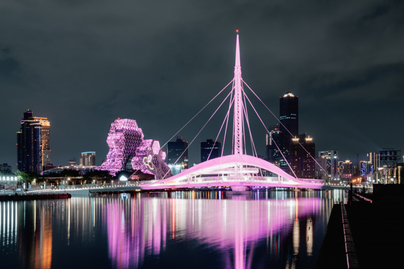 BLACKPINK的「LIGHT UP 高雄 IN PINK」行銷企劃，把高雄染成粉紅色。（Live Nation Taiwan提供）