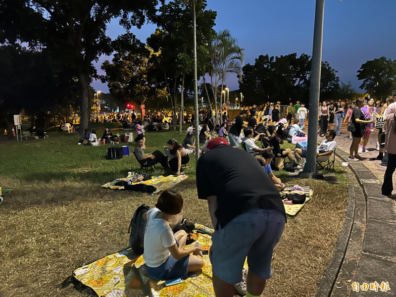 BLACKPINK演唱會場館外草地。（記者廖俐惠攝）