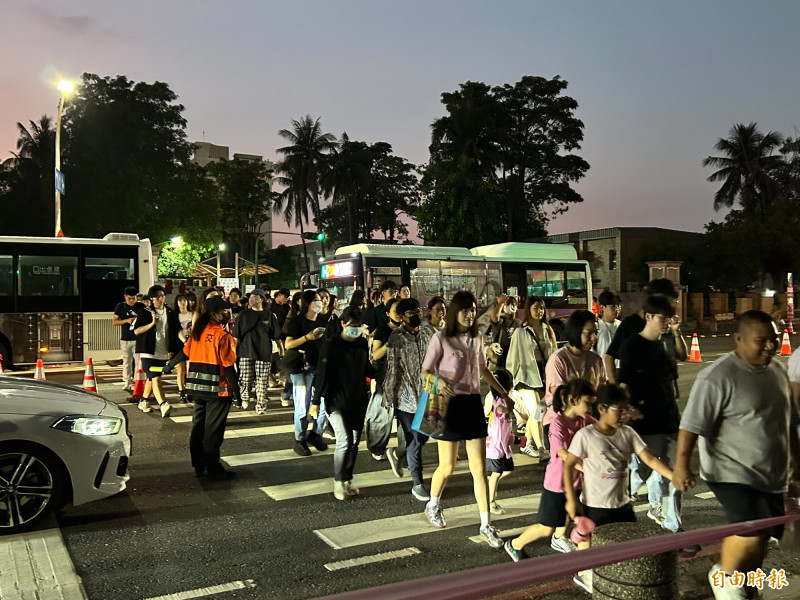 BLACKPINK場外人潮眾多。（記者廖俐惠攝）