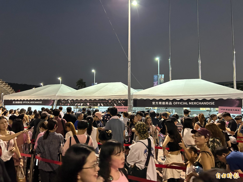 BLACKPINK周邊區域大排長龍。（記者廖俐惠攝）
