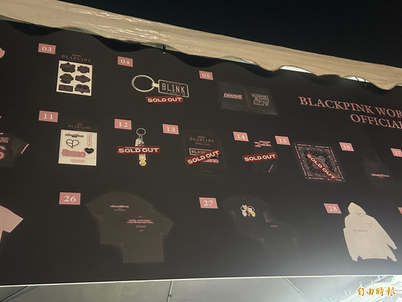 BLACKPINK的絲巾、鑰匙圈已經售完。（記者廖俐惠攝）