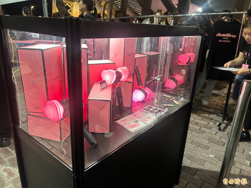 BLACKPINK的粉色應援錘目前還有現貨。（記者廖俐惠攝）