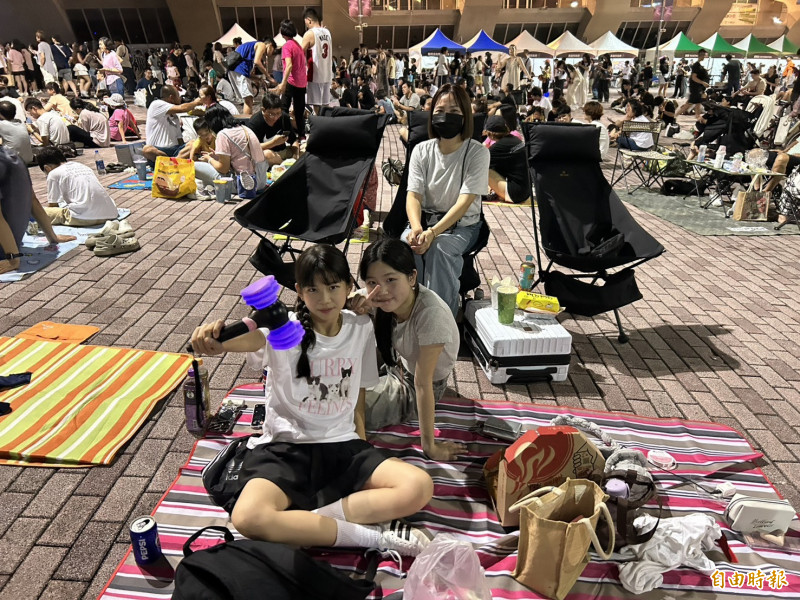 台中兩個家庭扛著露營椅南下，在場外聽BLACKPINK的漏音。（記者廖俐惠攝）
