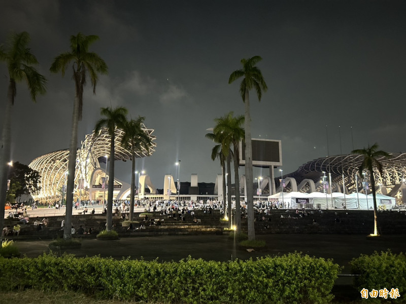 BLACKPINK在高雄世運主場館開唱，現場燈火通明。（記者廖俐惠攝）