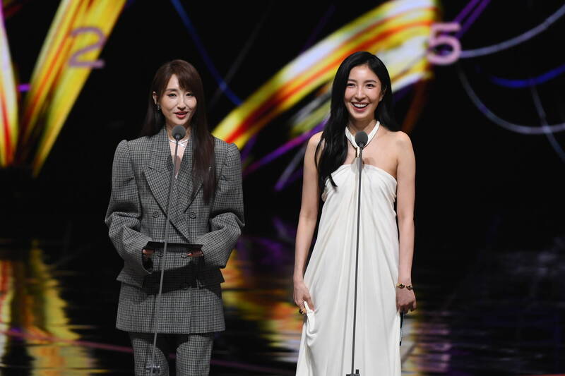 柯佳嬿（左）與楊謹華同台頒發「戲劇節目男主角獎」與「戲劇節目導演獎」。（三立提供）