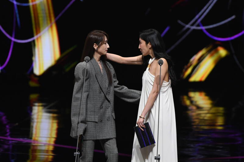 楊謹華與柯佳嬿突然作勢「扯頭髮」，下一秒竟當場激吻。（三立提供）